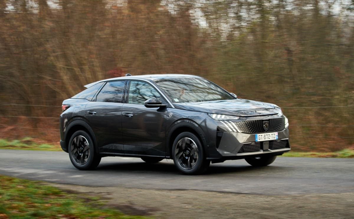 Vue dynamique du Peugeot 3008 Hybrid 136 e-DCS6 GT en version 2024 sur route