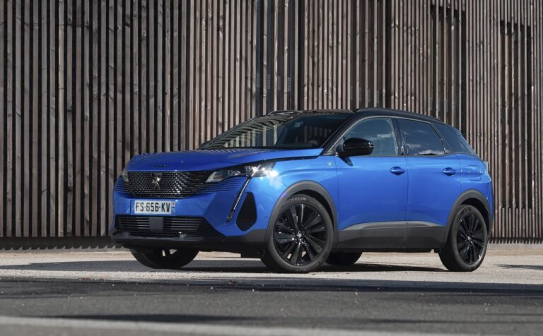 Peugeot 3008 hybride 180 Allure Pack 2024 en test routier sur route de campagne
