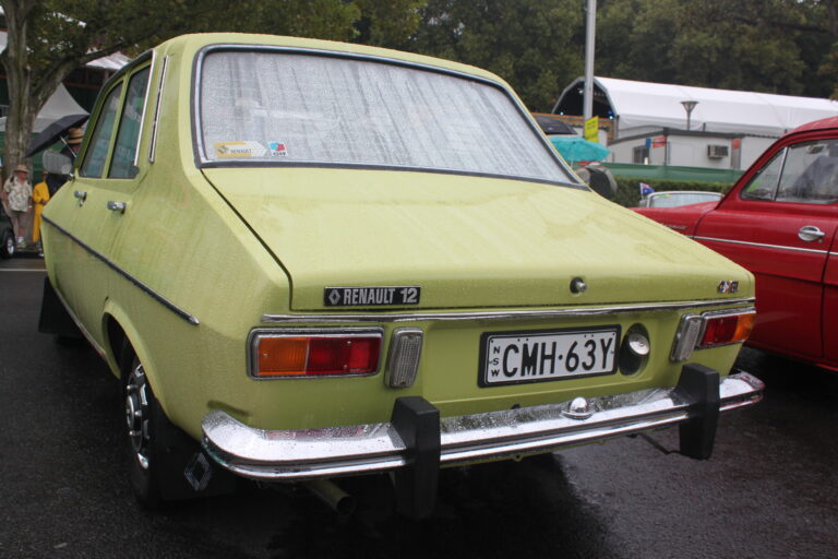 Renault 12 GL de 1974, emblématique berline des années 70 stationnée en extérieur