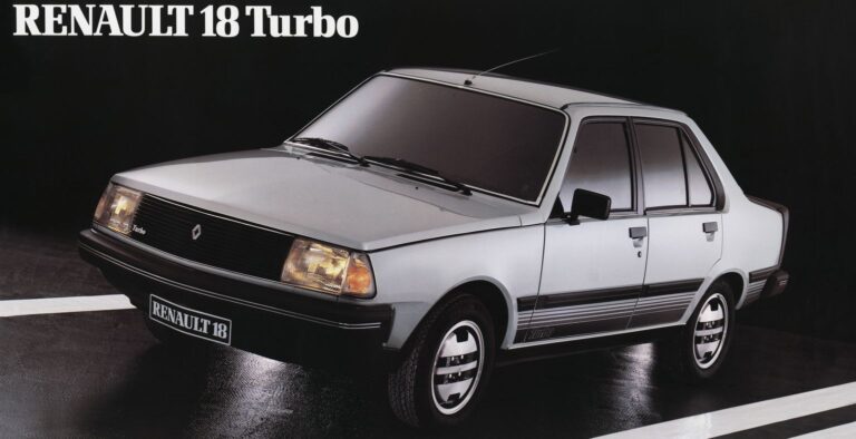 Vue latérale de la Renault 18 Turbo en version d'époque, emblématique des années 1980
