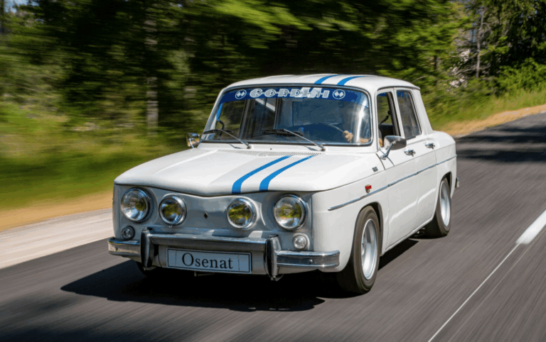 Renault 8 Gordini de 1969 en parfait état sur fond urbain, symbole de la sportivité française des années 60