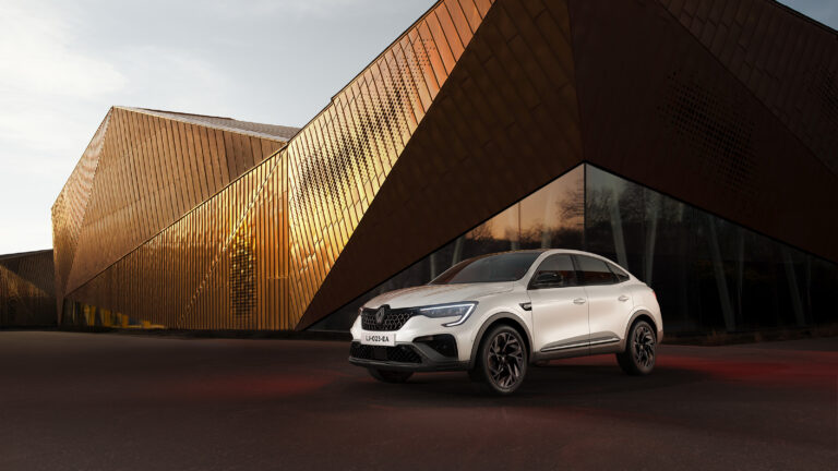 Vue officielle du Renault Arkana 2024 avec design modernisé