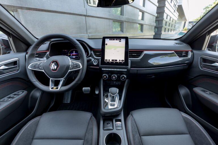 Vue intérieure complète du Renault Arkana avec planche de bord moderne, finitions soignées et écran multimédia central
