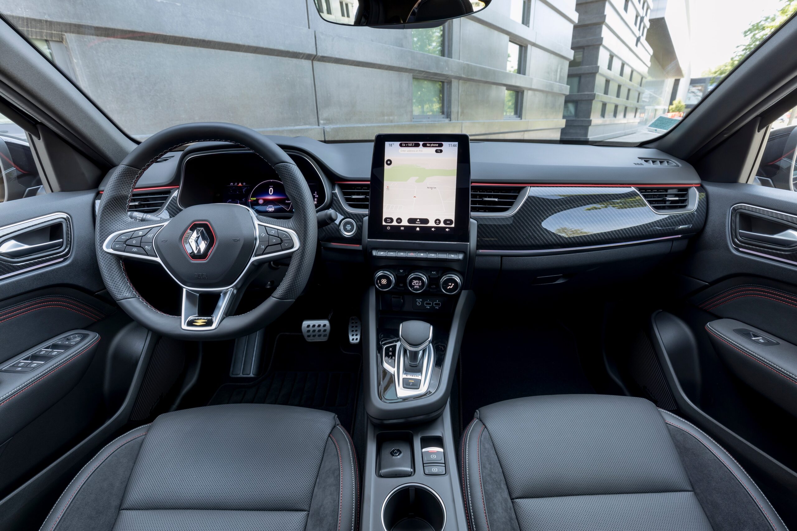 Vue intérieure complète du Renault Arkana avec planche de bord moderne, finitions soignées et écran multimédia central