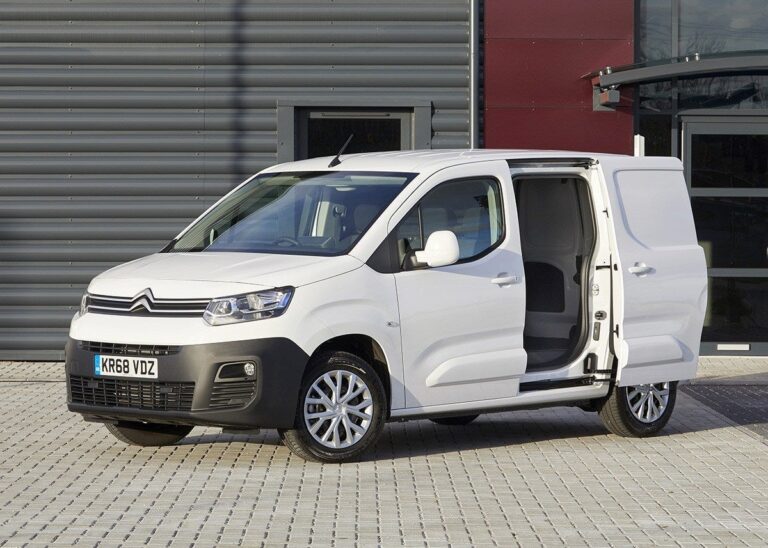 Vue avant d'un Renault Berlingo Van en situation de conduite, illustrant parfaitement son design et ses équipements modernes.