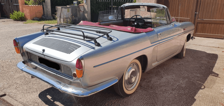 Renault Caravelle cabriolet de 1962 sur route, incarnant l'élégance à la française