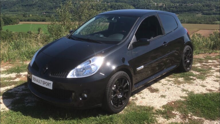 Vue dynamique de la Renault Clio 3 RS Phase 1 en pleine accélération sur route