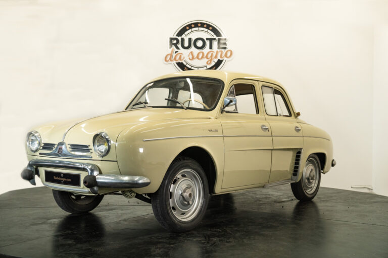 Vue latérale de la Renault Dauphine Gordini 1961 dans un état exceptionnel, modèle mythique des années 60