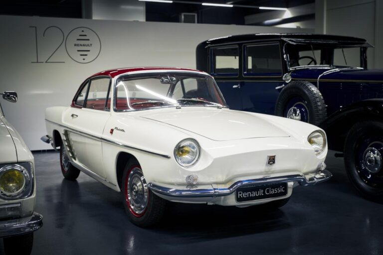 Renault Floride blanche toit rouge en exposition pour les 120 ans de Renault