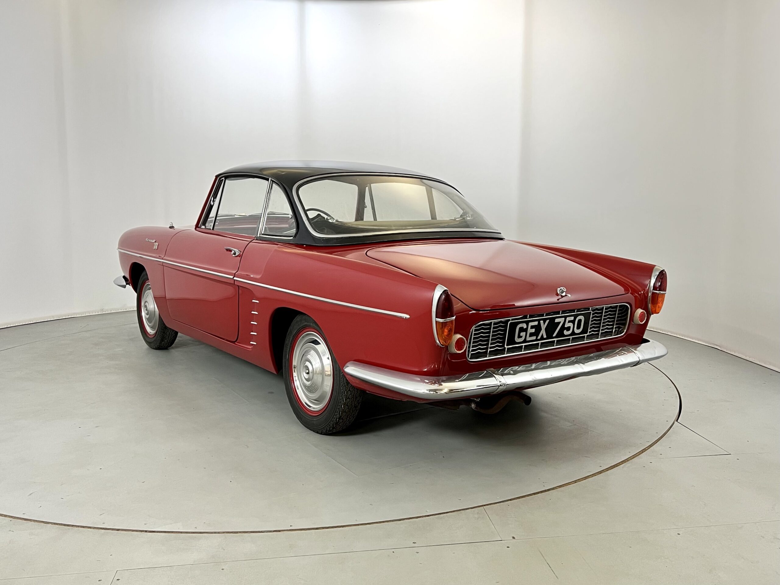 Renault Floride cabriolet de 1962 dans un décor extérieur, mise en valeur de son design vintage