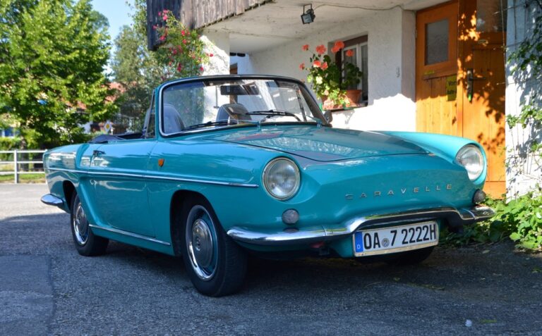 Renault Floride et Caravelle lors d'un rassemblement vintage célébrant leur 60e anniversaire