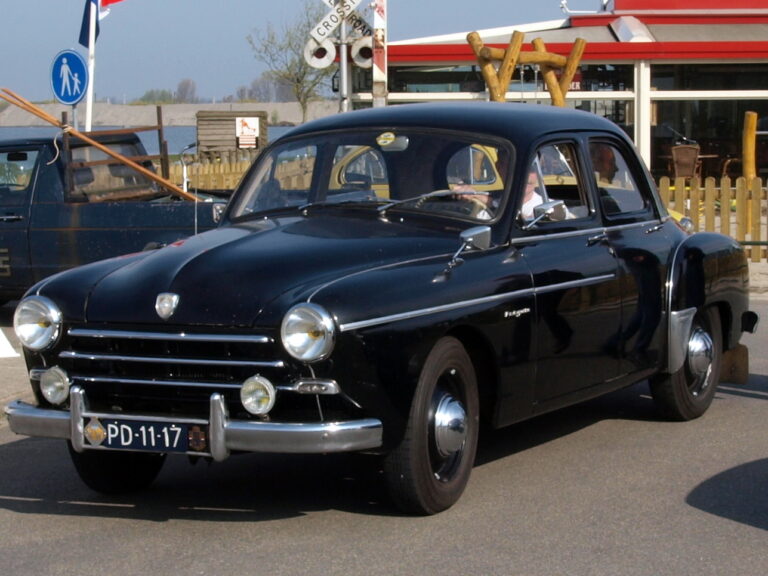Renault Frégate 1953 en parfait état lors d'une exposition automobile