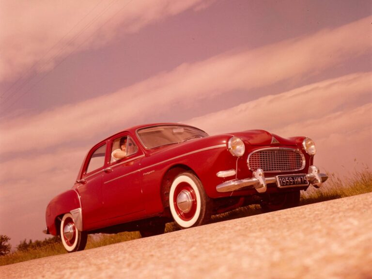 Vue de face d'une Renault Frégate berline en excellent état, illustrant son élégance des années 50