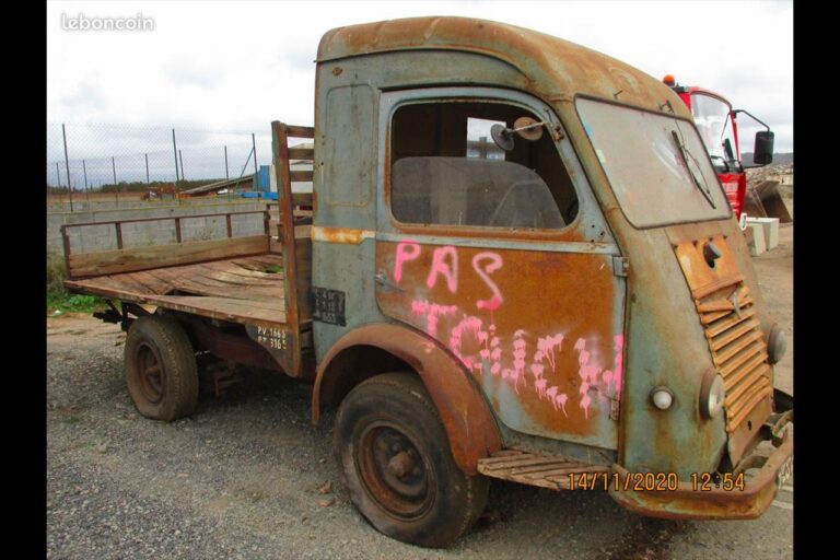 Renault Goélette d'époque avec plateau bois en sortie de grange