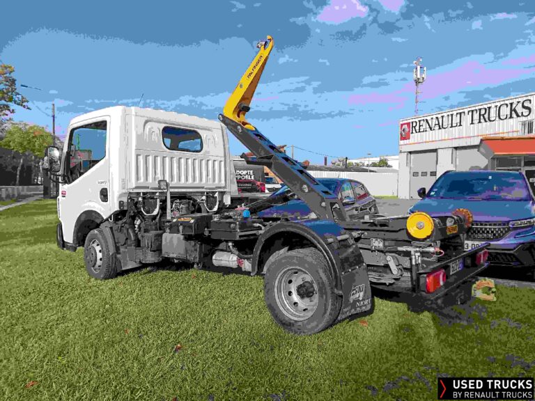 Utilitaire Renault Maxity 140 vu de l'arrière gauche en version polybenne