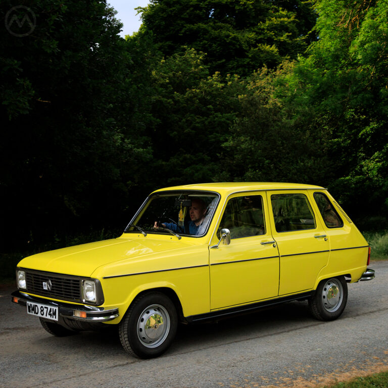 Vue de face d'une Renault R6 TL bien conservée, symbole de l’histoire automobile française