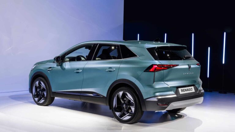 Renault Symbioz d'occasion en extérieur : SUV hybride moderne prêt à la route