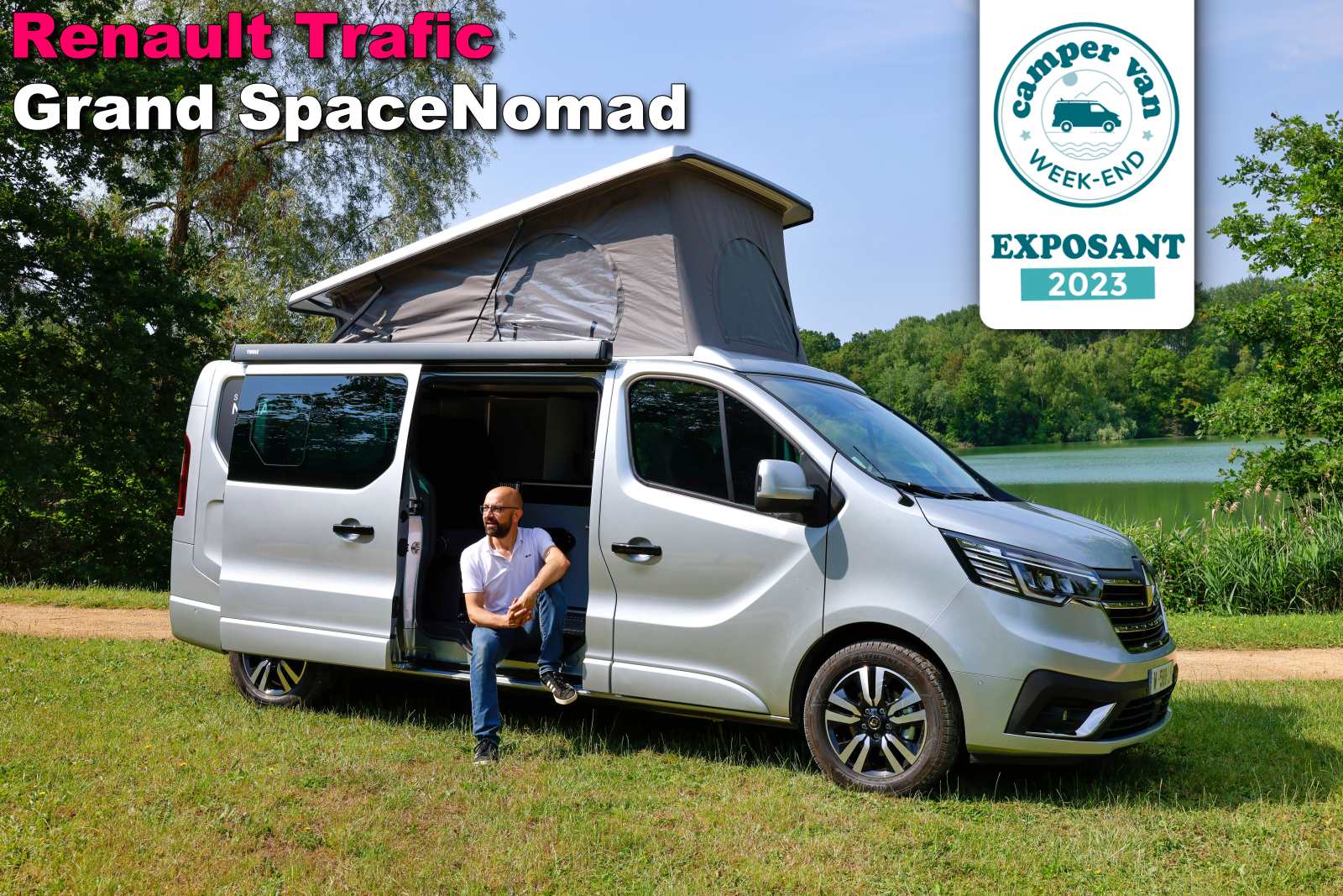 Vue extérieure d'un Renault Trafic aménagé, idéal pour les voyages en van