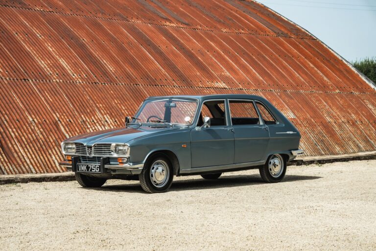 Vue latérale d'une Renault 16 TS parfaitement restaurée, symbole du design automobile français des années 60