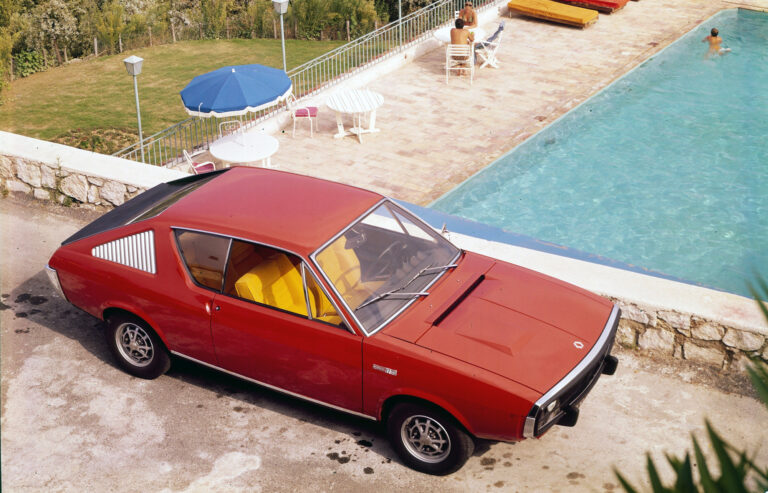 Renault 17 vintage en excellent état, modèle iconique idéal pour les collectionneurs