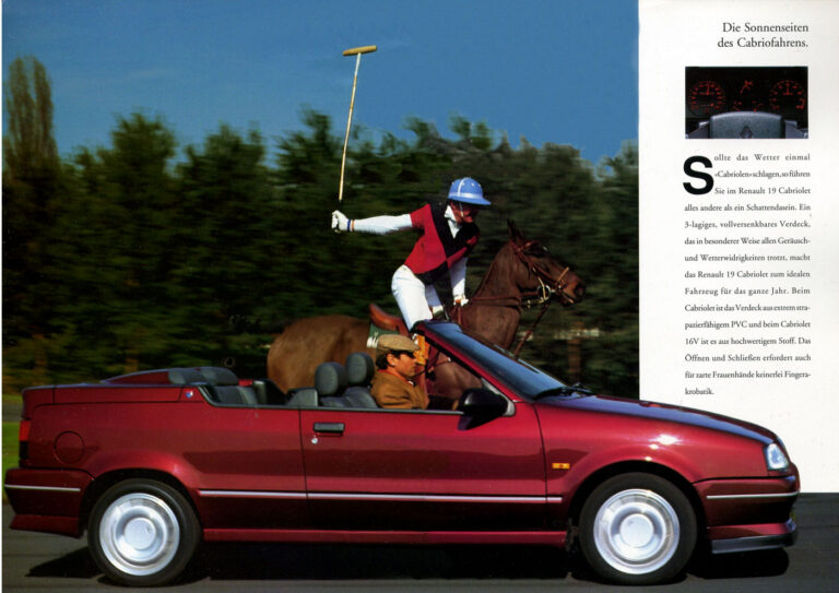Renault 19 cabriolet en parfait état exposée en extérieur, modèle emblématique des années 90