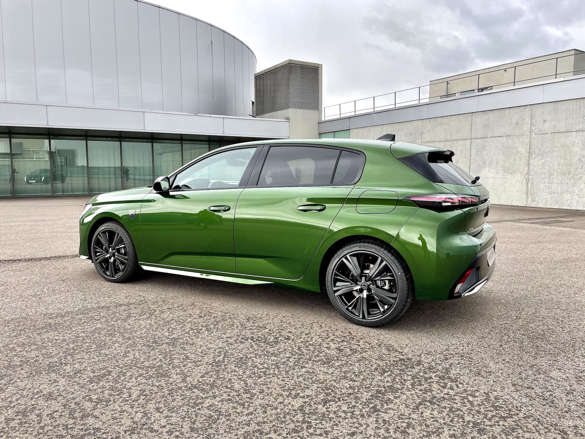 Peugeot 308 verte 2025 vu avant