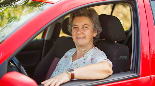 Apprendre à conduire à 50 ans : conseils et témoignages