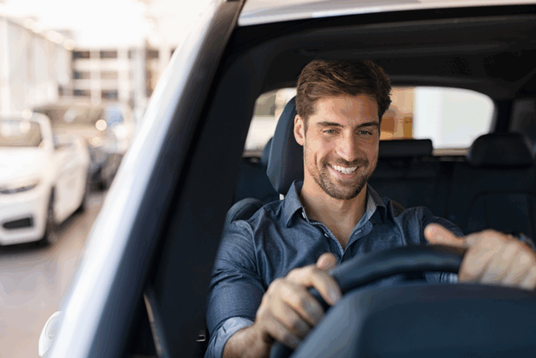 homme dans sa voiture