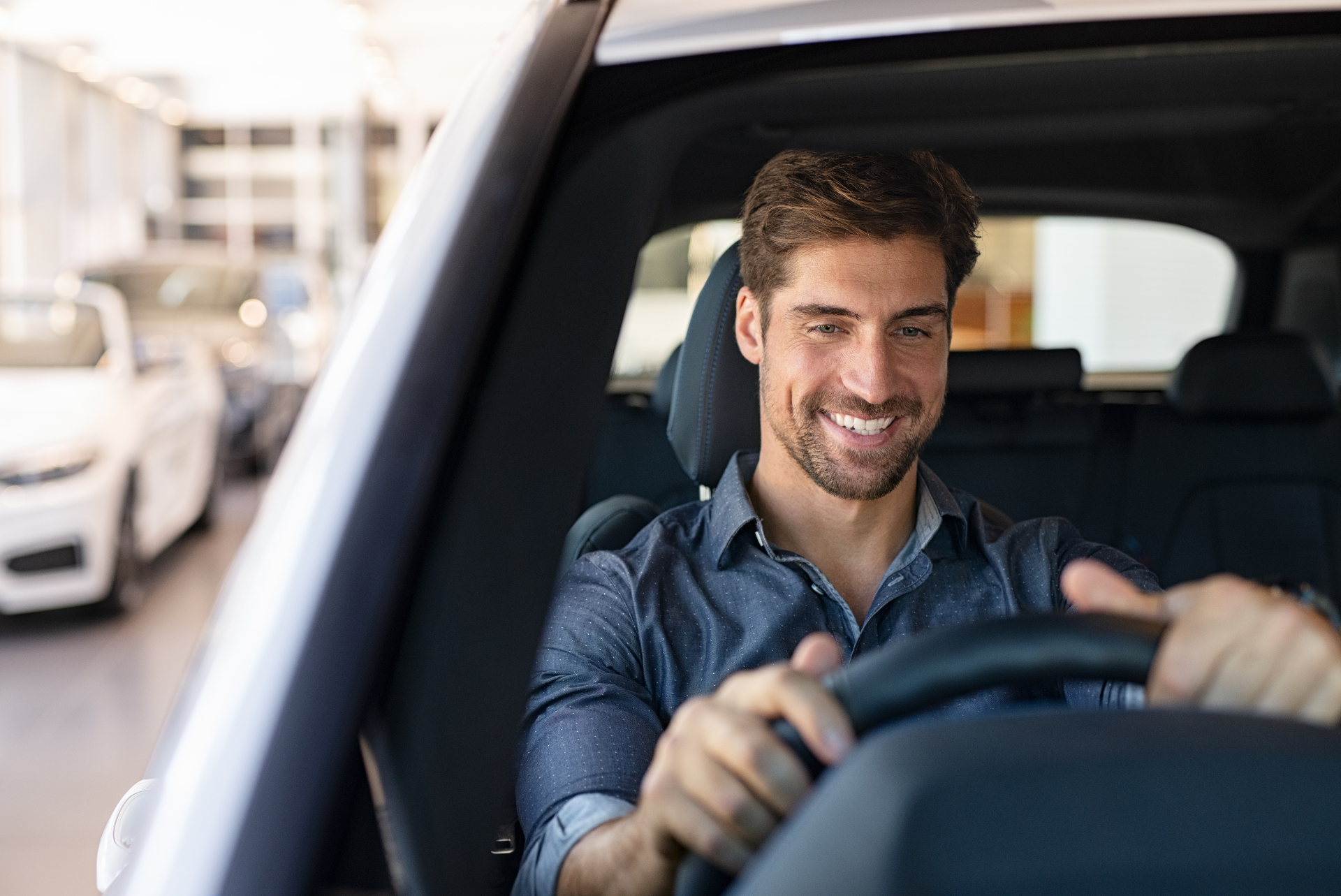 homme dans sa voiture