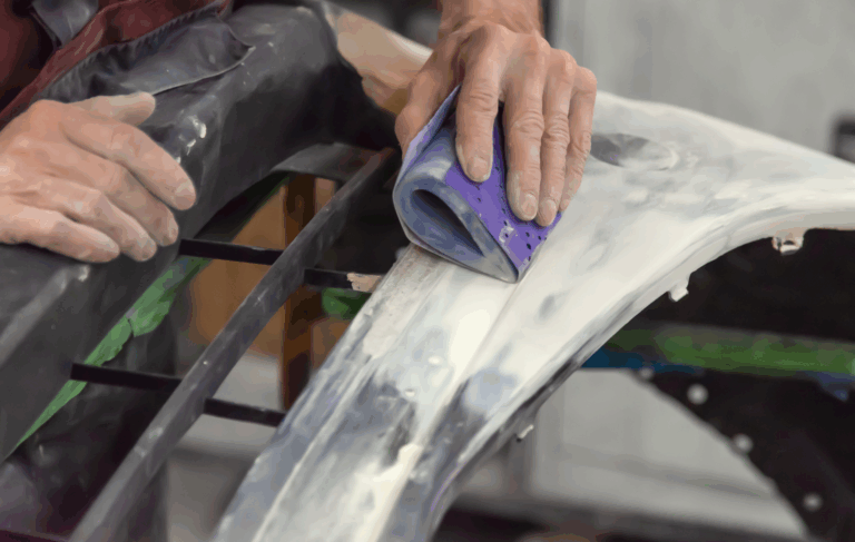 Préparer la carrosserie avant toute peinture